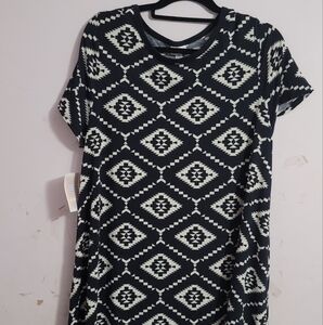 LuLaRoe Black and White Geometric Short Sleeve Top